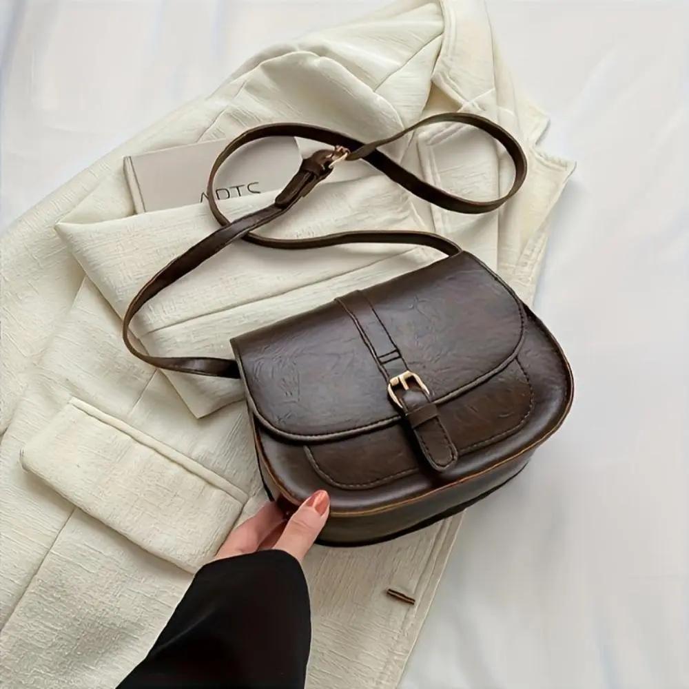 Sac à main marron foncé Sienna de Danoir Paris, sac intemporel en cuir élégant et pratique, vue de face.