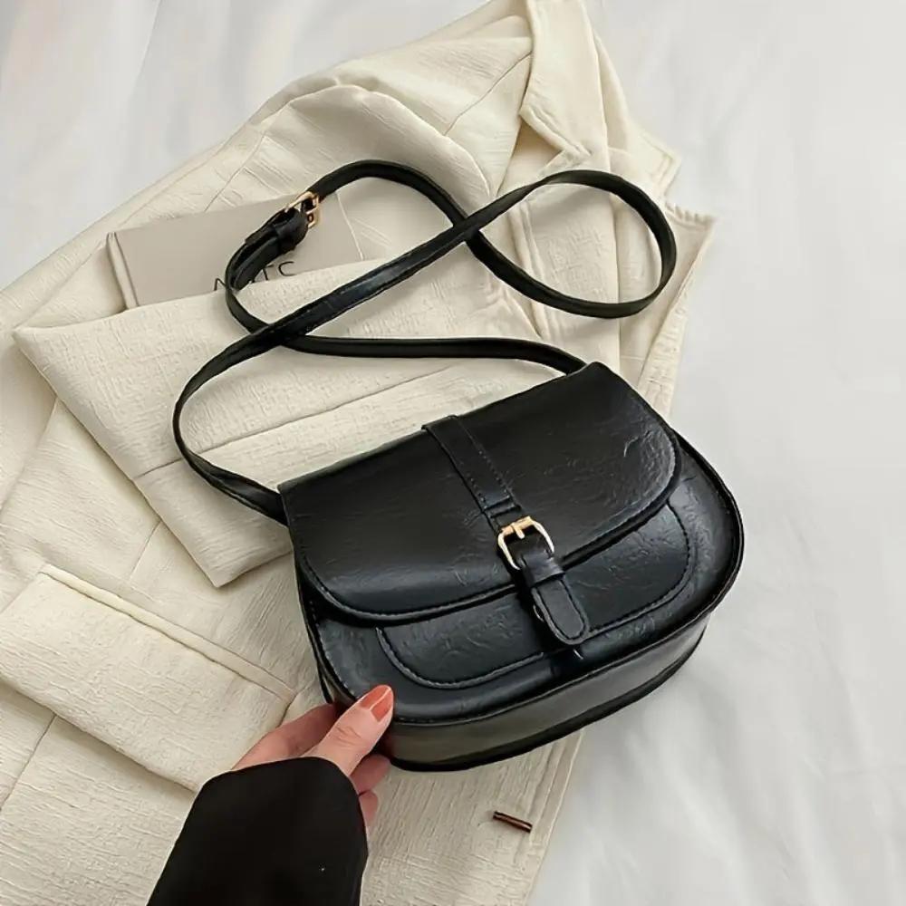 Sac à main marron foncé Sienna de Danoir Paris, design intemporel en cuir élégant, porté sur l'épaule ou à la main.