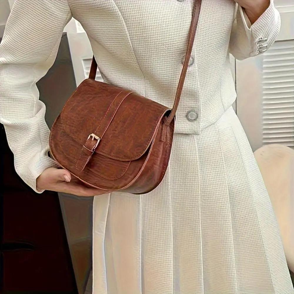 Sac à main Sienna Danoir Paris en cuir marron foncé, élégant et intemporel, avec poignées et détails sophistiqués.