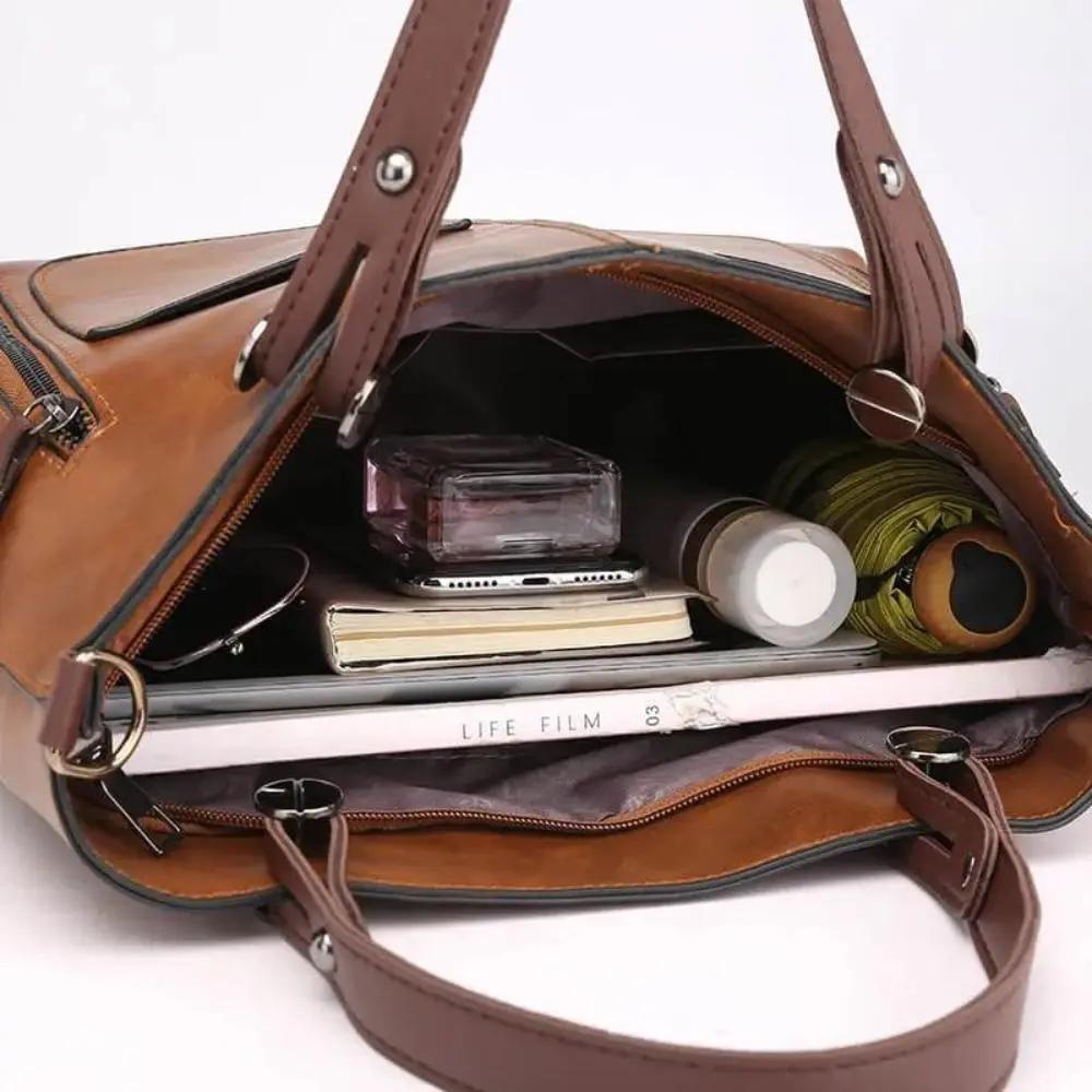 Sac à bandoulière classique Lilia de Danoir Paris, en cuir marron avec détails élégants, visible sur l'image.