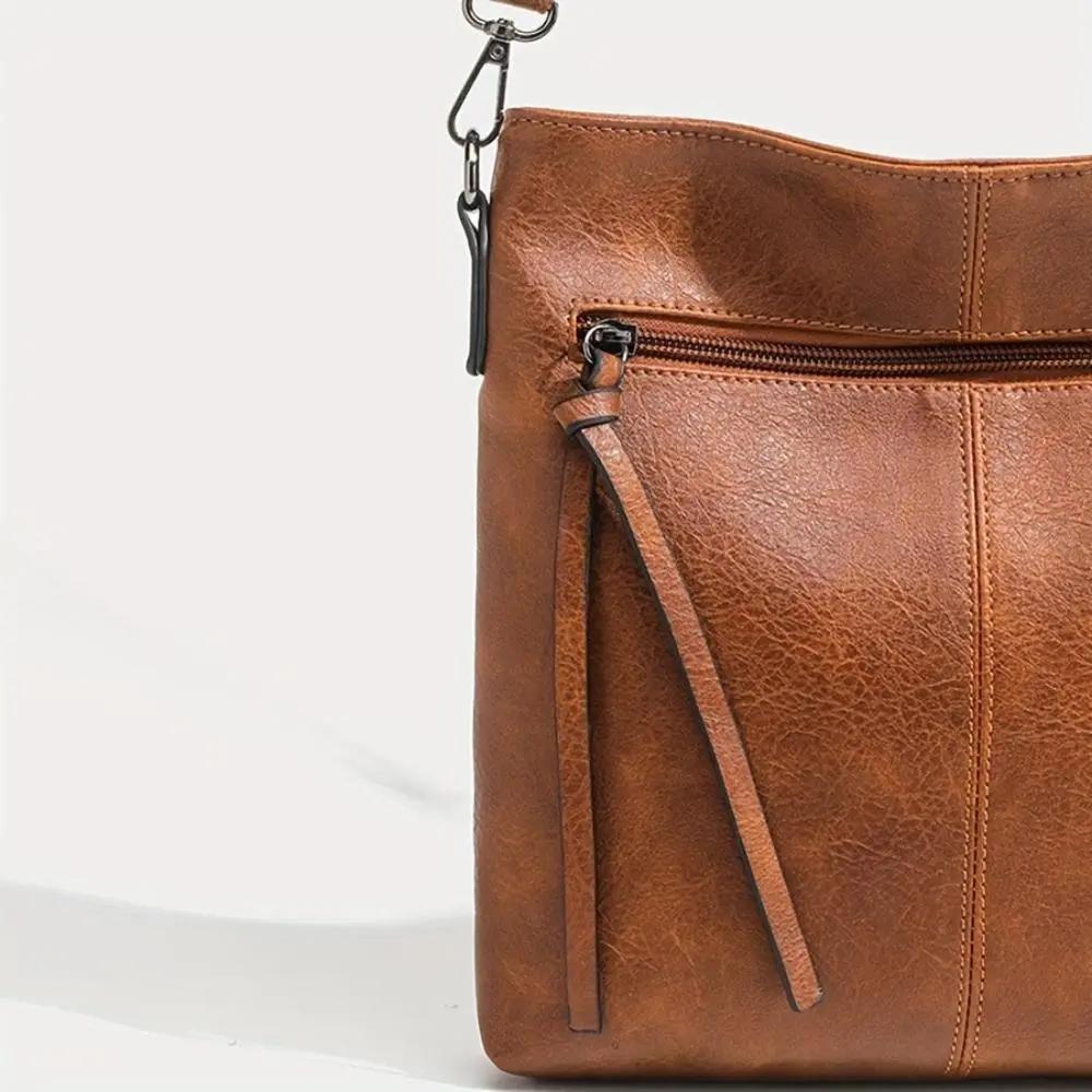 Sac à bandoulière vintage Danoir Paris Lina avec motif échiquier marron, en cuir élégant et classique.