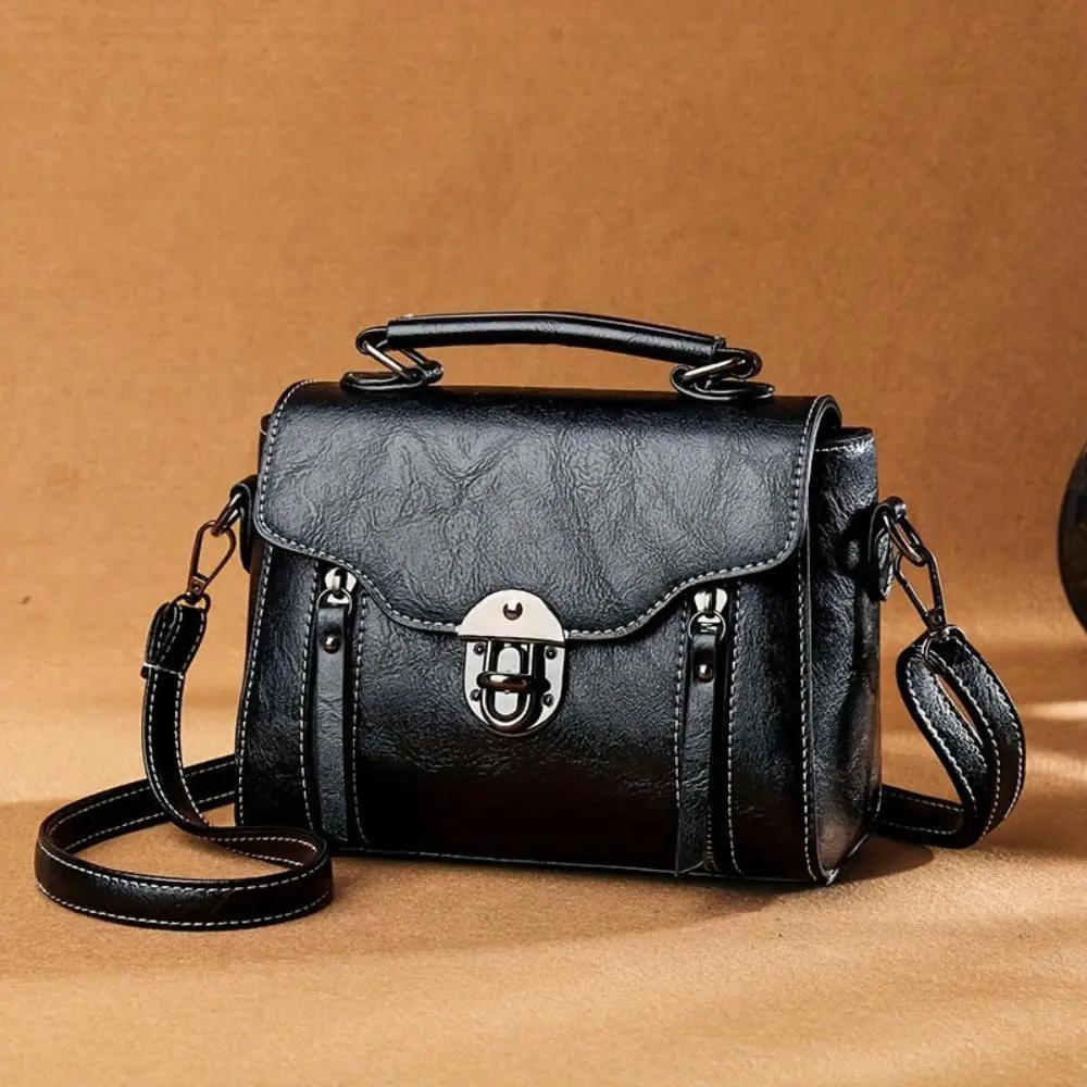 Sac à main rétro-chic Luna de Danoir Paris, en marron, avec design élégant et détails sophistiqués.