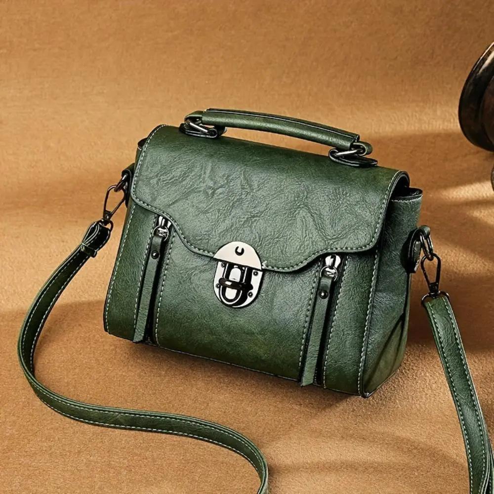 Sac à main Luna rétro-chic en marron de Danoir Paris, design élégant et vintage avec détails sophistiqués.