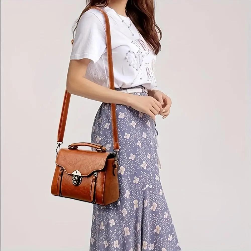 Sac à main Luna rétro-chic en cuir marron de Danoir Paris, avec poignée élégante et design vintage tendance.