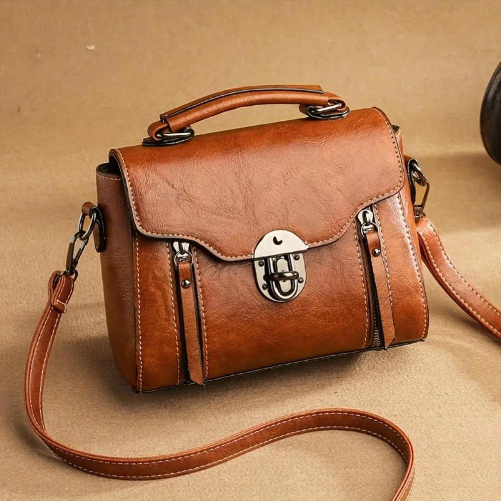 Sac à main rétro-chic Luna de Danoir Paris en marron, avec poignées et détails élégants pour un style sophistiqué.