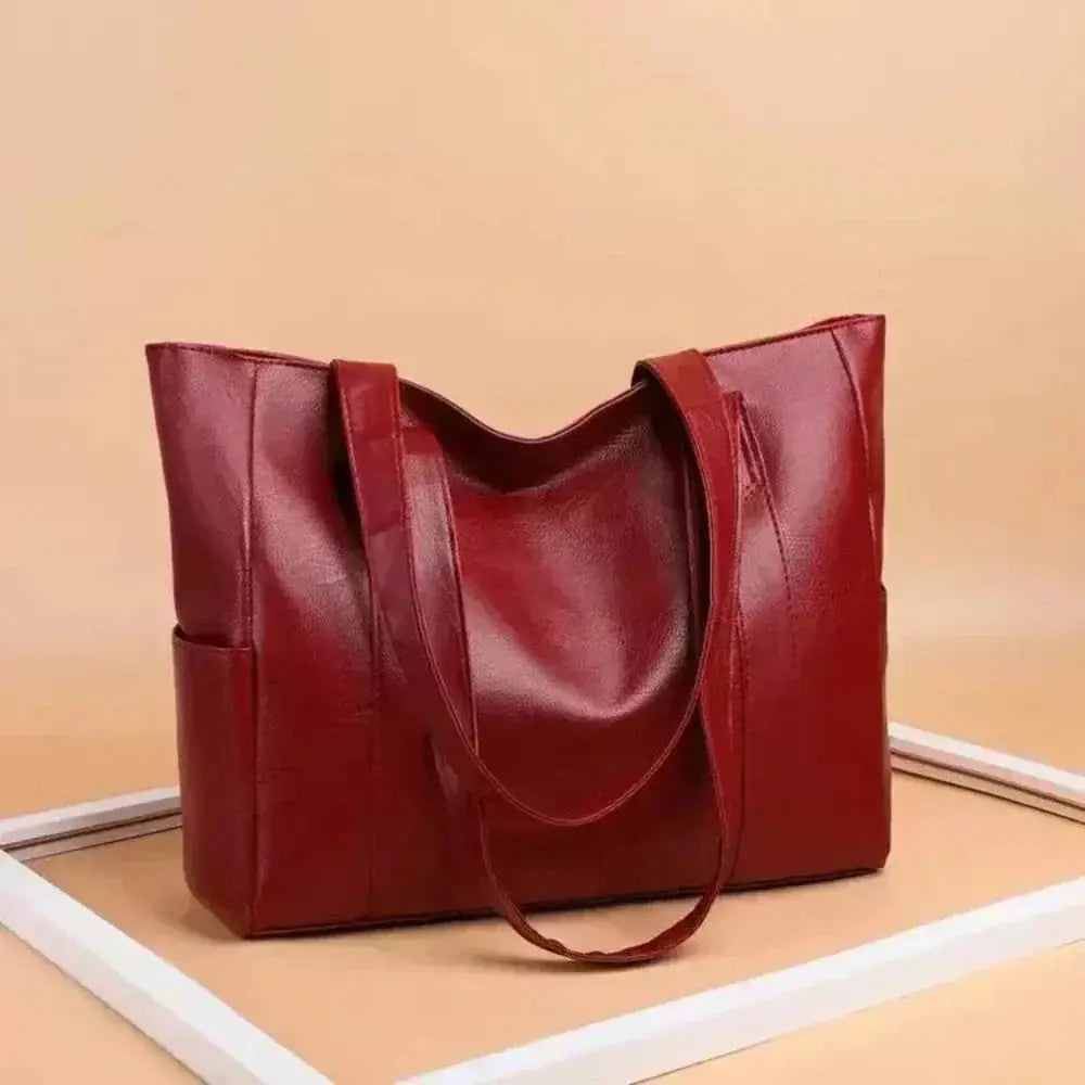 Sac à main minimaliste et élégant de Danoir Paris en cuir marron, accessoire chic pour un style sophistiqué.