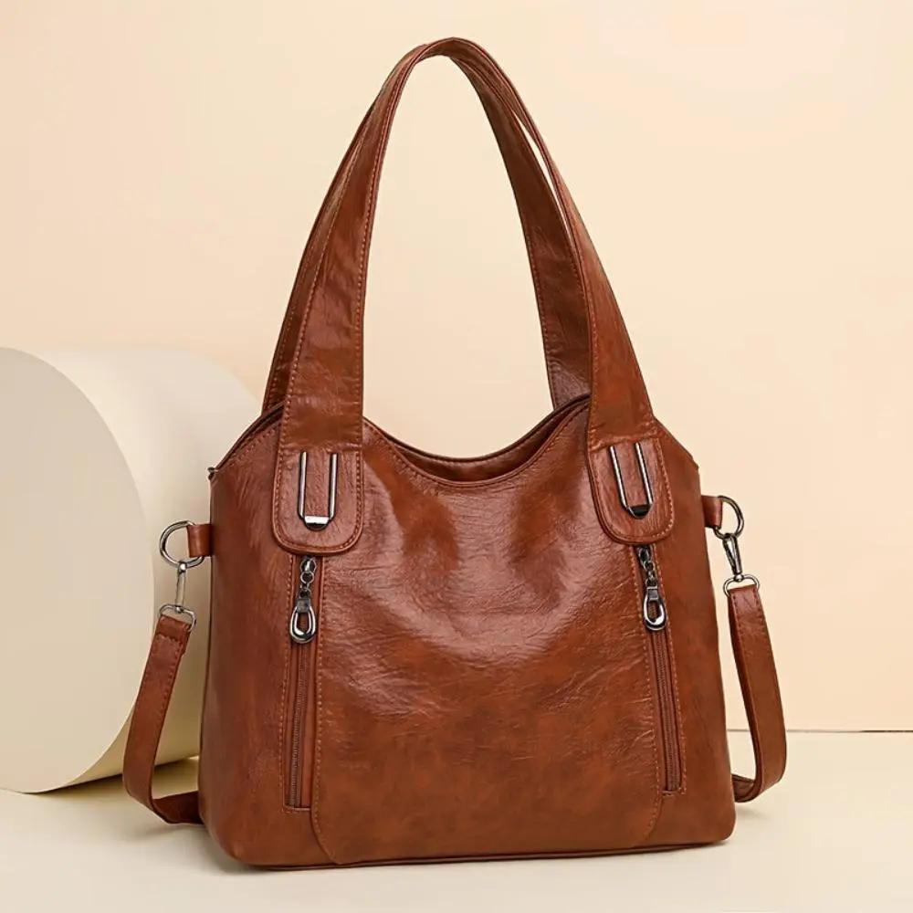 Sac à bandoulière Lydia Danoir Paris en cuir marron avec style vintage, détail élégant et design classique visible.