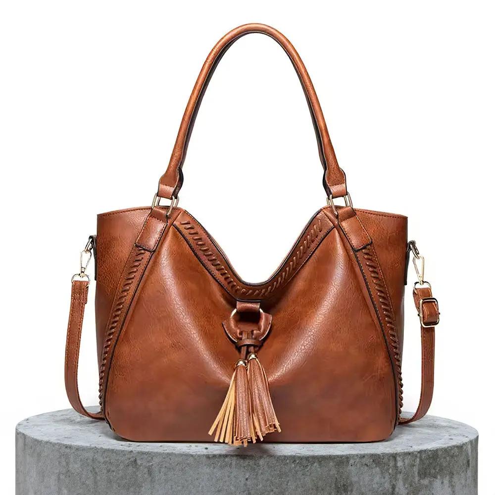Sac à bandoulière Danoir Paris Lydia en marron, élégant et intemporel, avec détails en cuir et bandoulière ajustable.