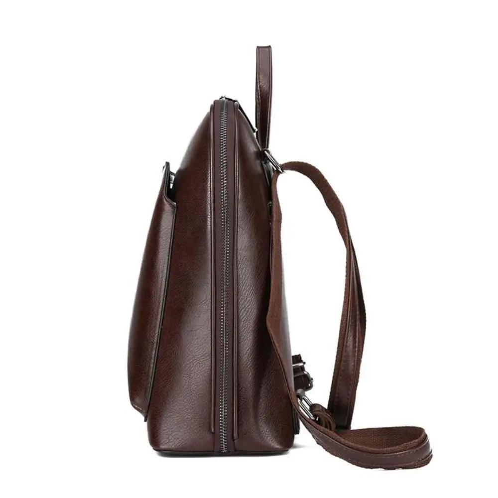 Sac à deux zips Naomi de Danoir Paris, en cuir marron, avec design intemporel et élégance simple, visible en gros plan.