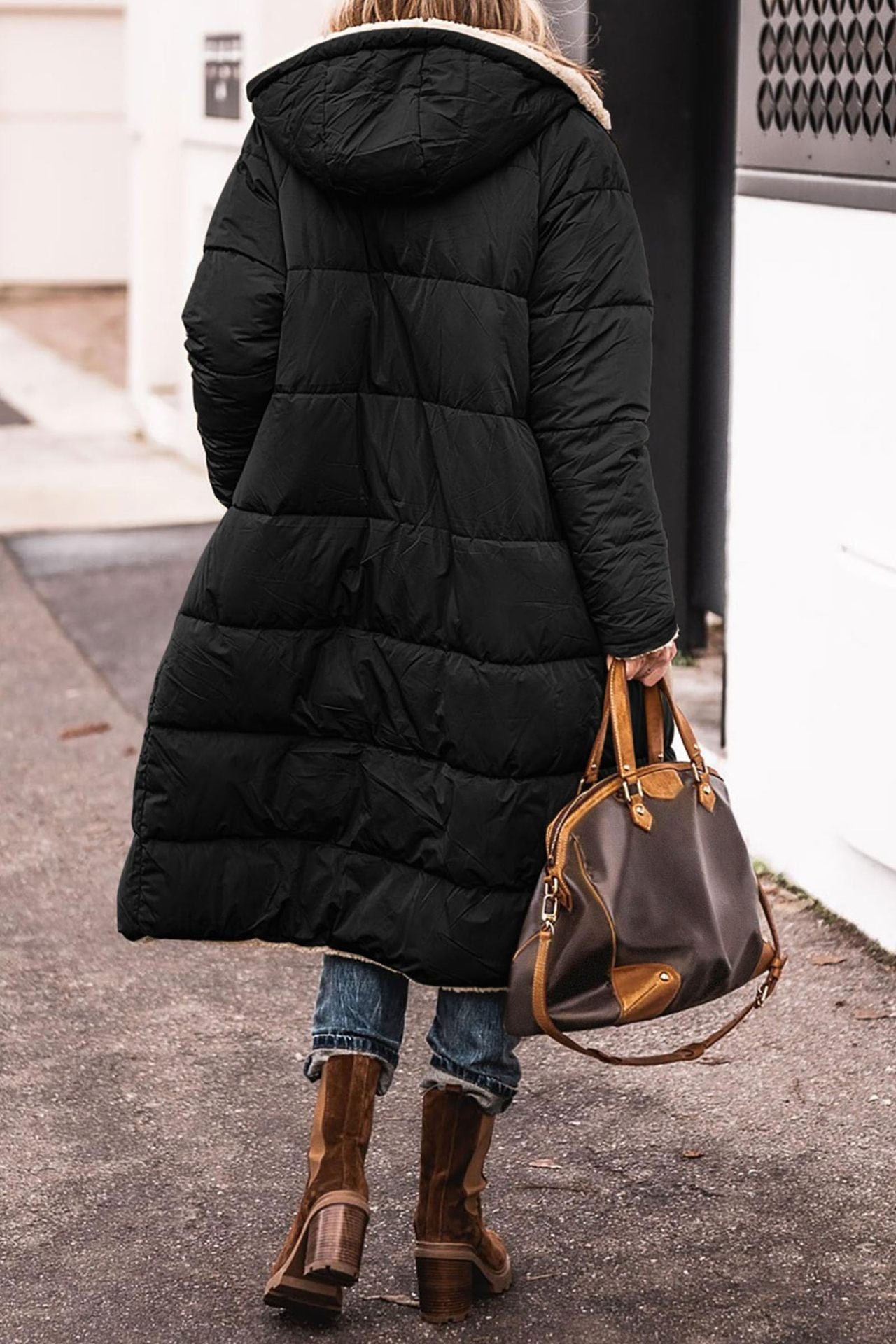 Manteau réversible élégant Anny de Danoir Paris, en marron, avec doublure contrastante, porté par un mannequin.
