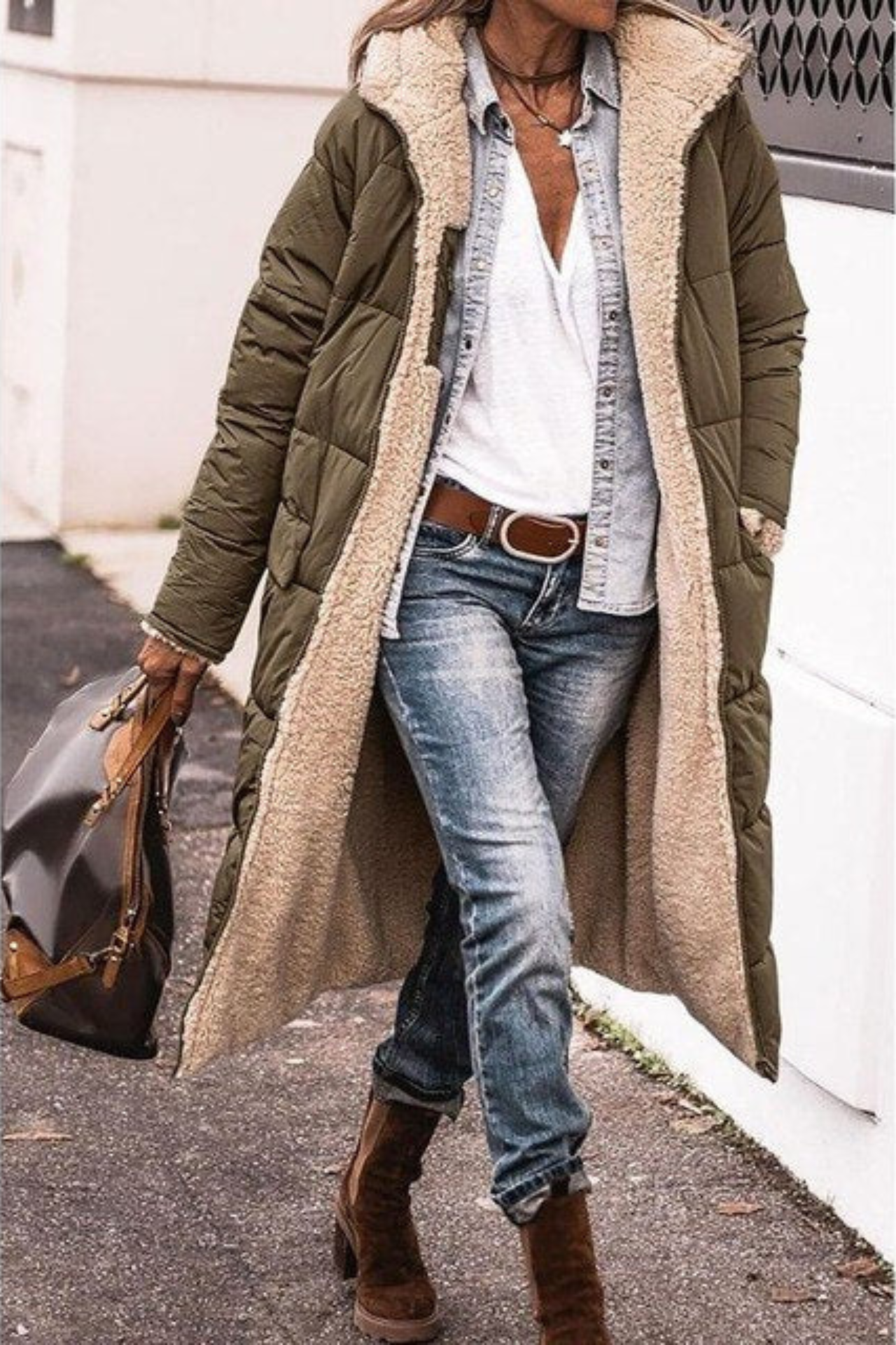 Manteau réversible élégant Anny de Danoir Paris en marron, vue de face avec détails de la fermeture et du tissu.