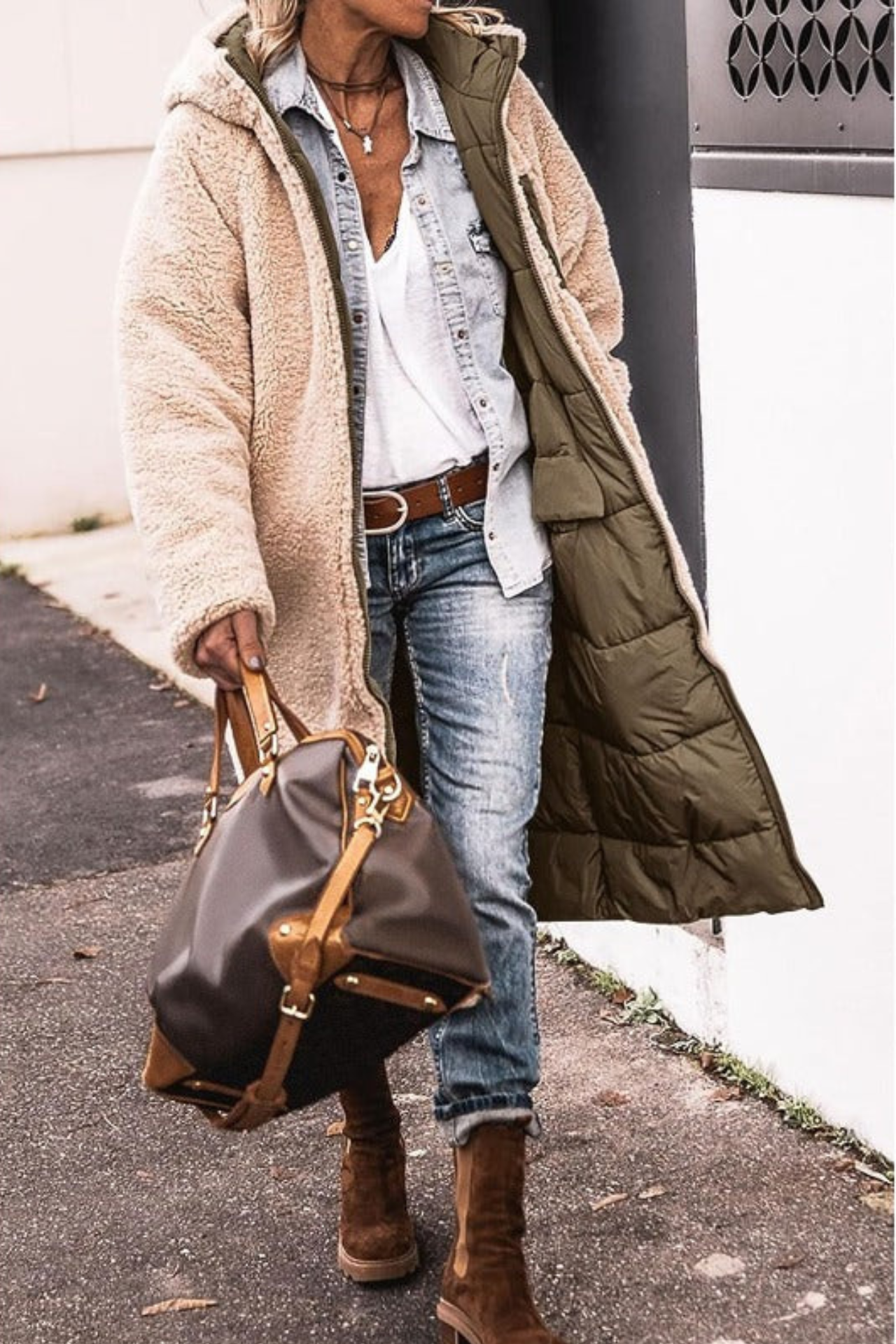 Manteau réversible élégant Danoir Paris Anny en marron, veste chic avec doublure contrastante visible à l'avant.