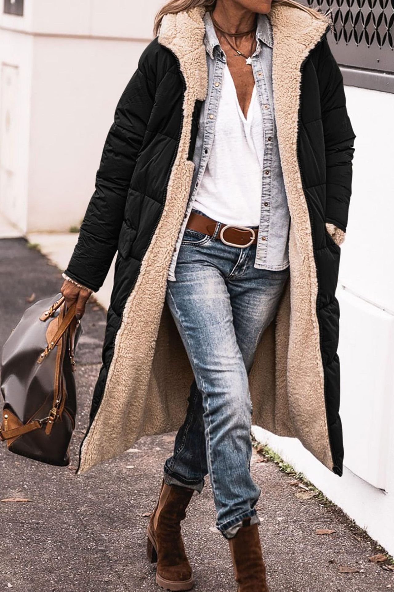 Manteau reversible élégant Danoir Paris Anny en marron avec doublure raffinée, porté sur un modèle.