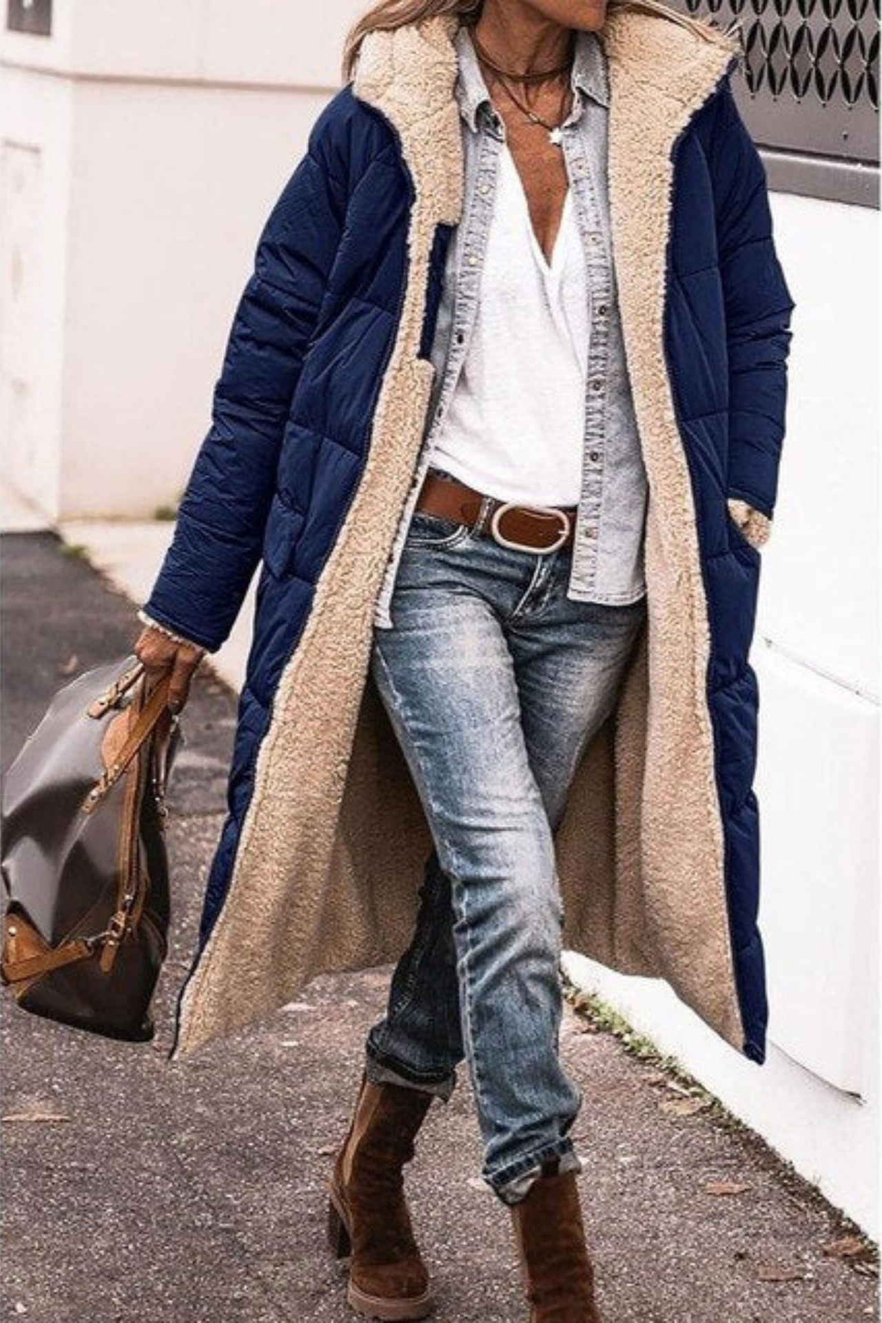Manteau réversible élégant Anny de Danoir Paris, en marron, avec tissu doux et finition soignée, porté en style chic.