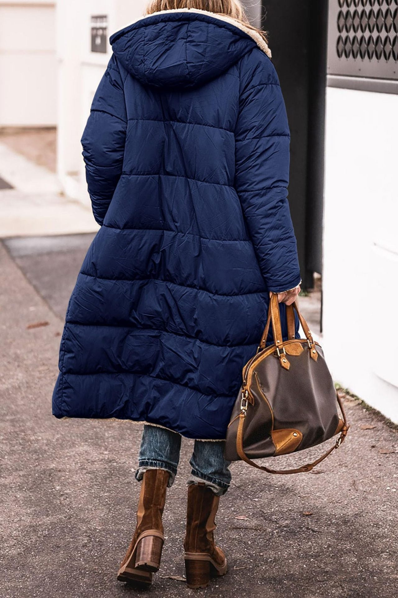 Manteau réversible élégant Anny de Danoir Paris, en marron, avec doublure sophistiquée, porté par un mannequin.