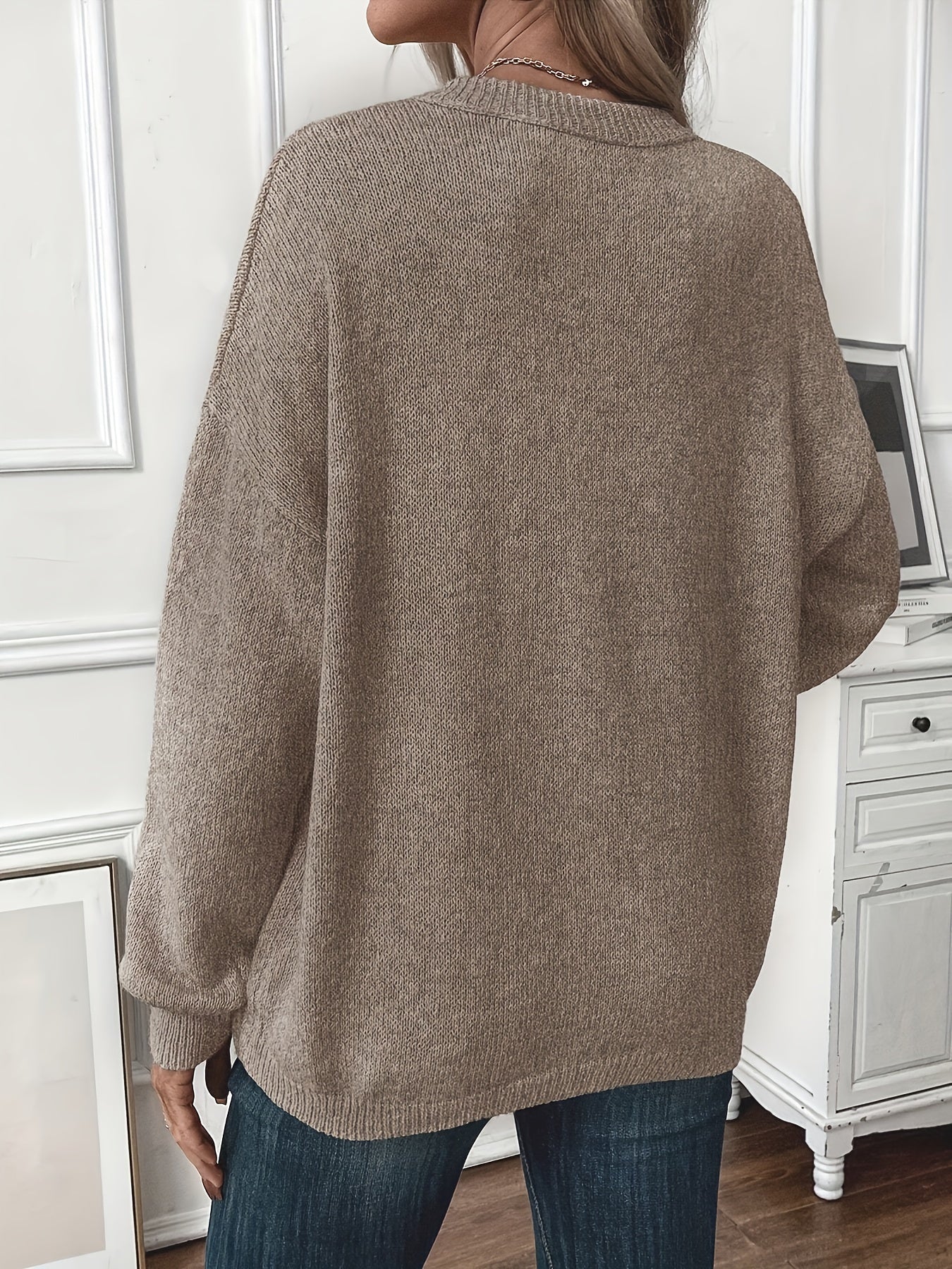 Pull décontracté élégant Azariah de Danoir Paris en marron, avec détails modernes et tissu confortable visible sur l'image.