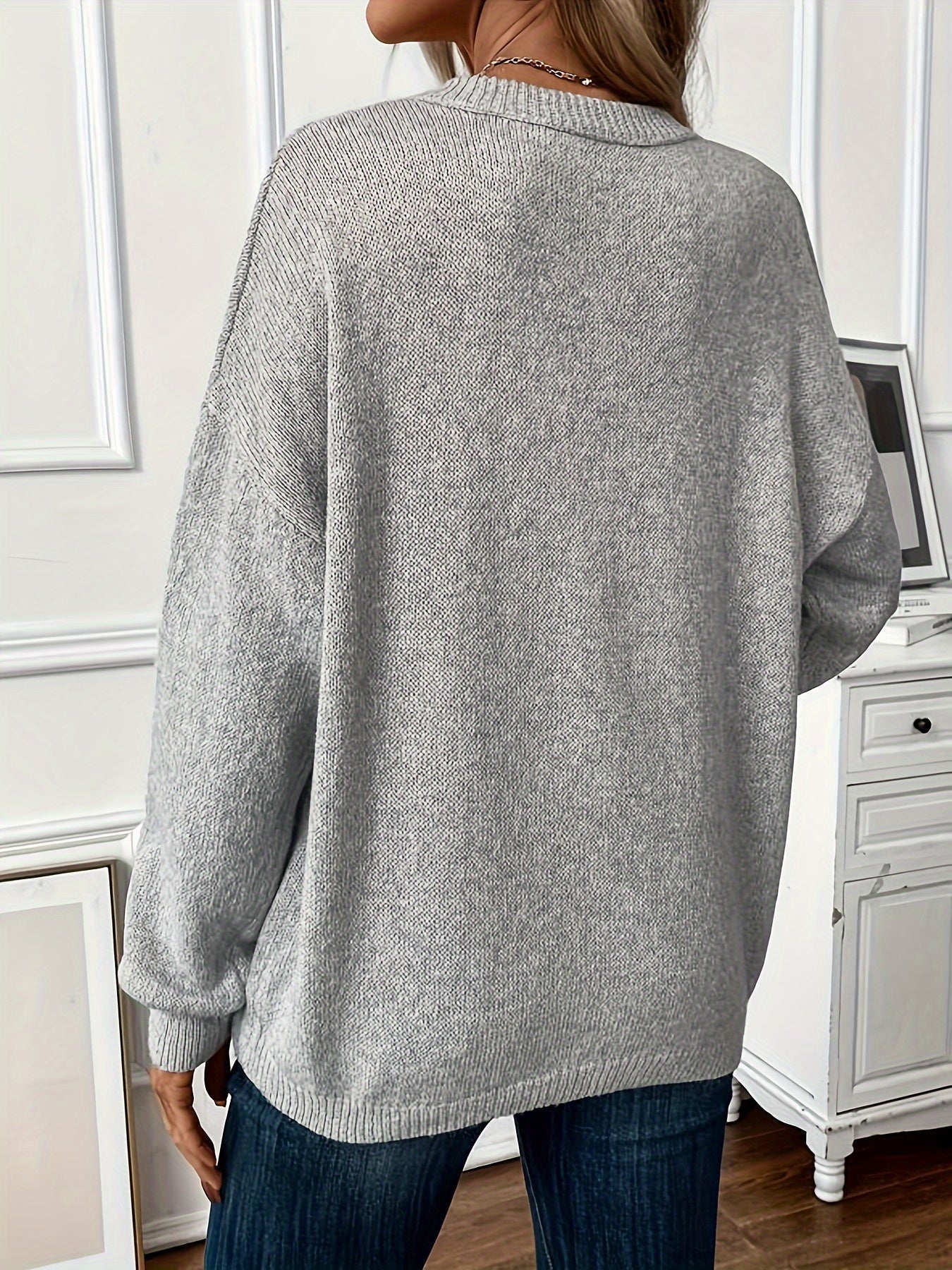 Pull décontracté et élégant Azariah de Danoir Paris en marron, vue de face sur un mannequin.