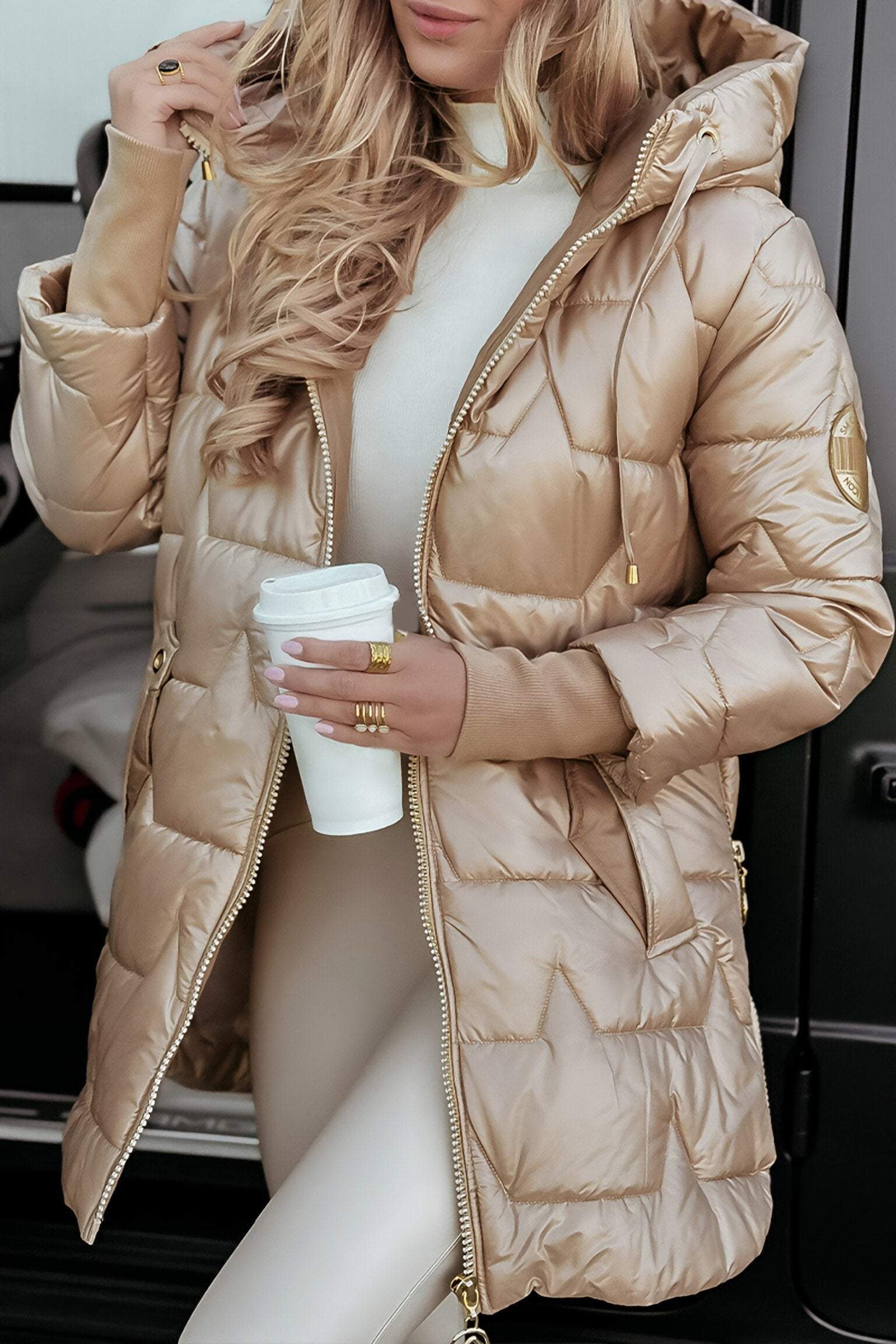 Manteau femme marron à capuche Danoir Paris, élégant et chaud, en tissu épais pour l'hiver.