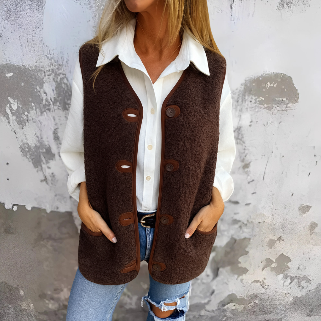 Gilet doux d'automne Ebba par Danoir Paris en marron, veste en tissu chaud et confortable pour la saison automnale.