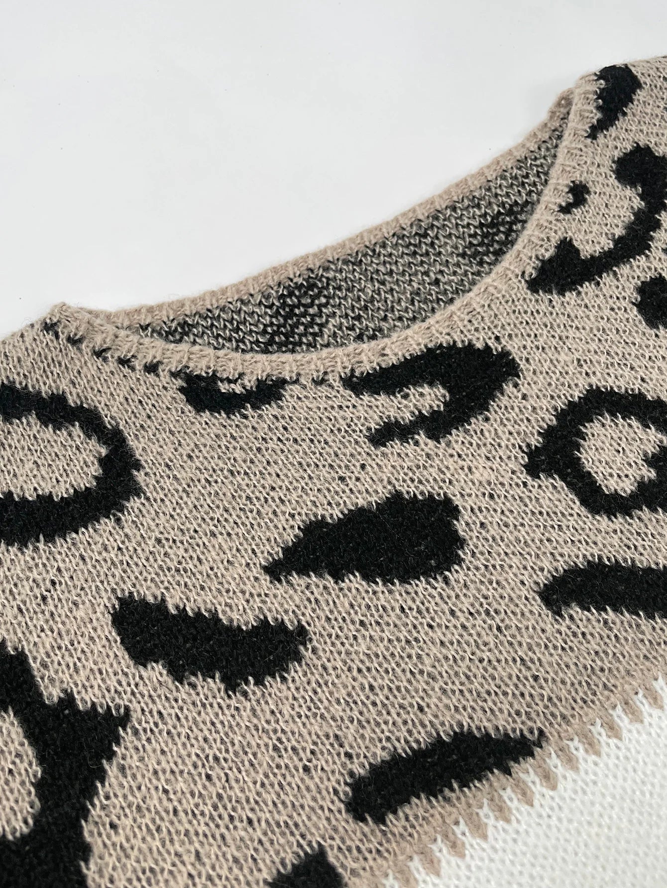 Pull Léopard Audacieux Danoir Paris, doux et chaud, en tissu marron avec motif léopard, porté sur un mannequin.