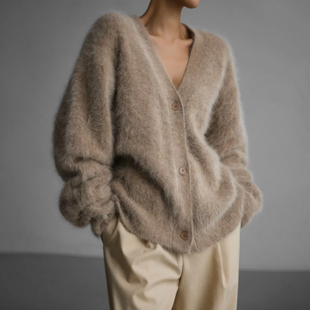 Cardigan en cachemire marron Luna de Danoir Paris, élégant et doux, porté sur un modèle, vue de face.