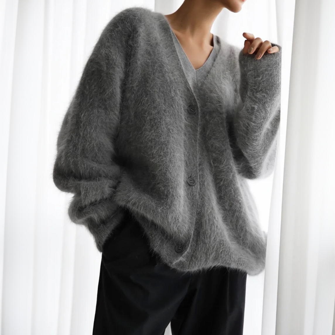 Cardigan en cachemire marron Luna de Danoir Paris, vêtement élégant à manches longues et coupe sophistiquée.