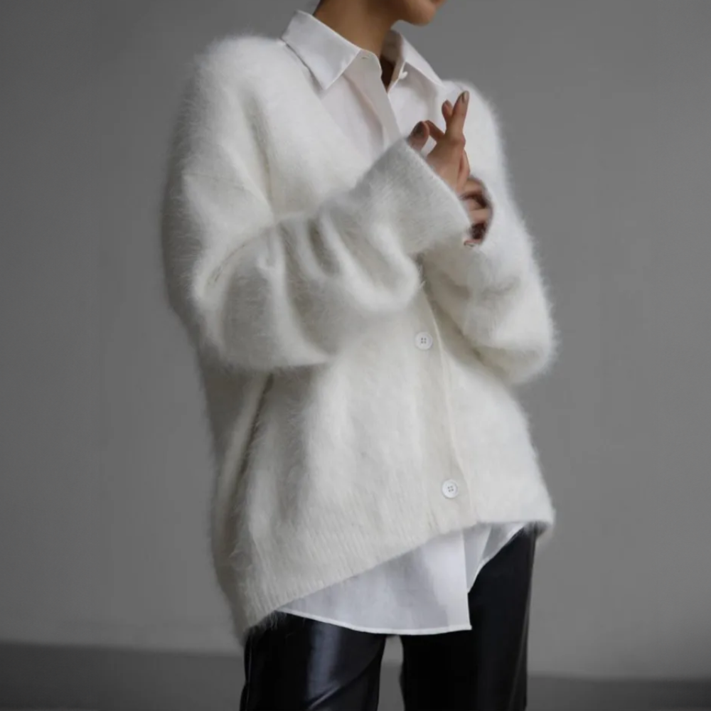 Cardigan en cachemire marron Luna de Danoir Paris, élégant et doux, porté sur un mannequin.