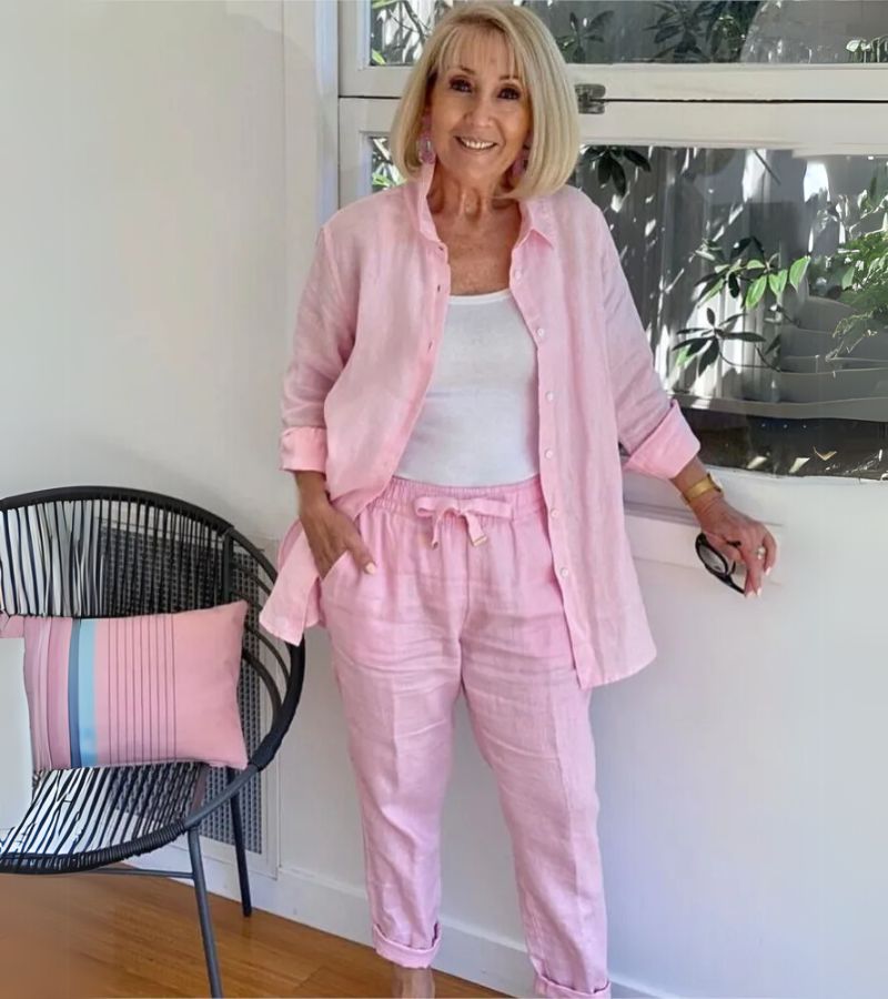 Ensemble Martina Danoir Paris en lin et coton, chemise marron avec pantalon assorti, porté sur un fond neutre.