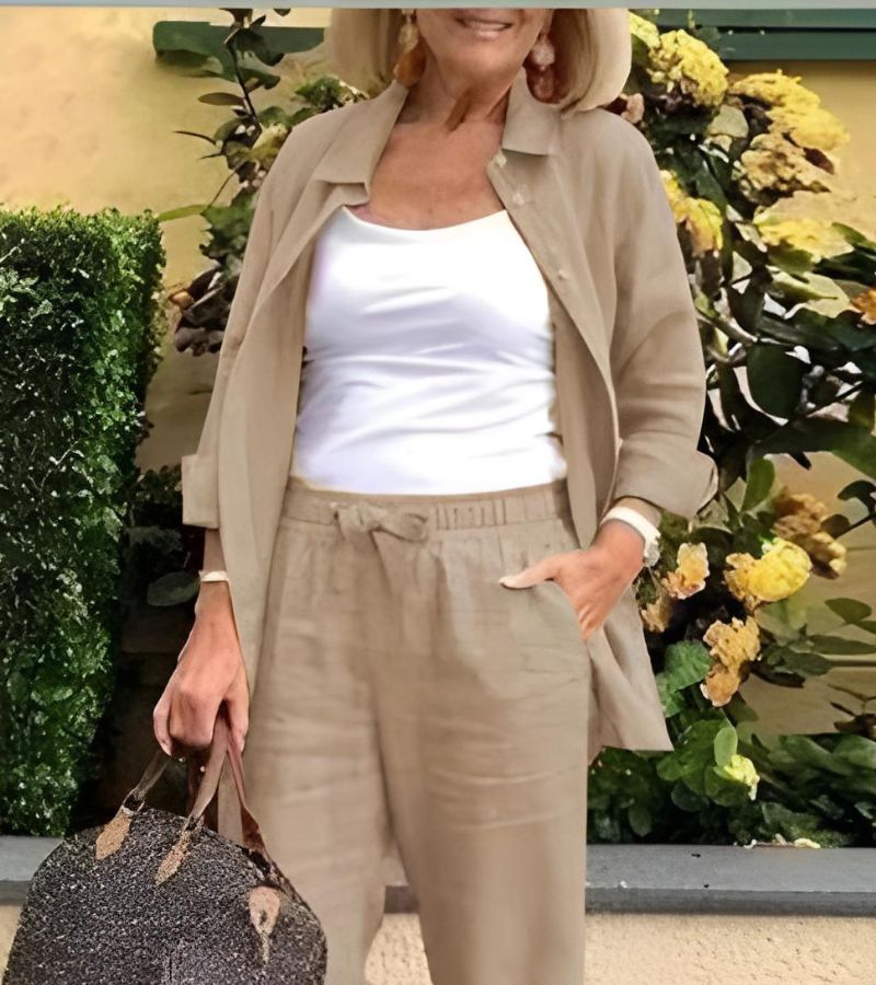 Ensemble chemise et pantalons en lin et coton Martina de Danoir Paris, couleur marron, porté sur mannequin.
