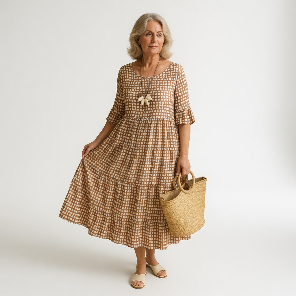 Robe midi fluide élégante Noémie™ de Danoir Paris en tissu naturel, couleur marron, portée avec manches longues et coupe fluide