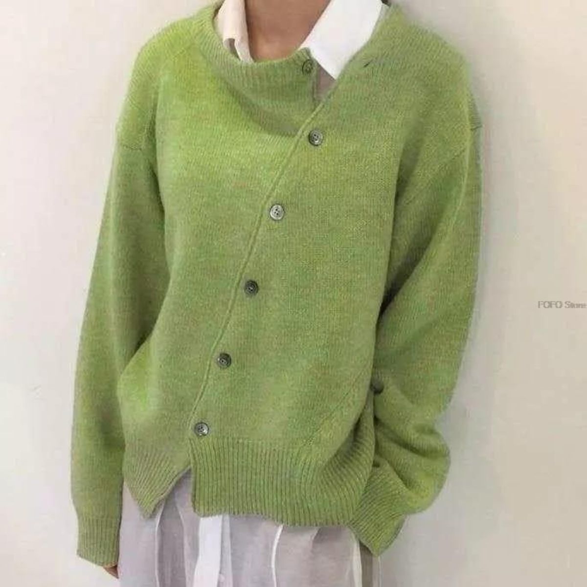 Pull douillet beige Danoir Paris Regina en maille tendance, porté sur un mannequin, vue de face.