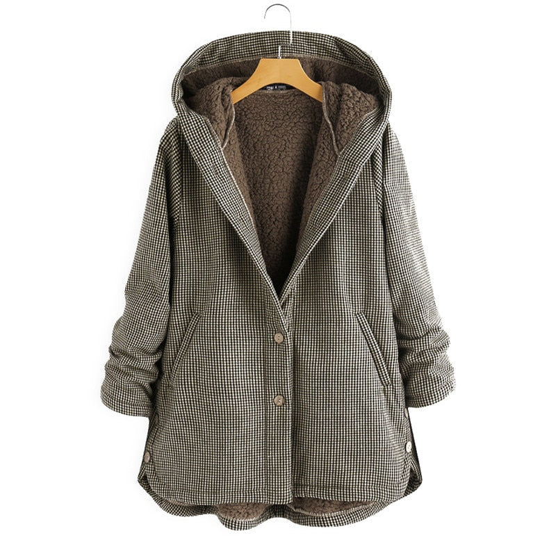 Manteau marron Danoir Paris Sabrina, élégant et confortable, avec col stylé et coupe sophistiquée, porté en extérieur.