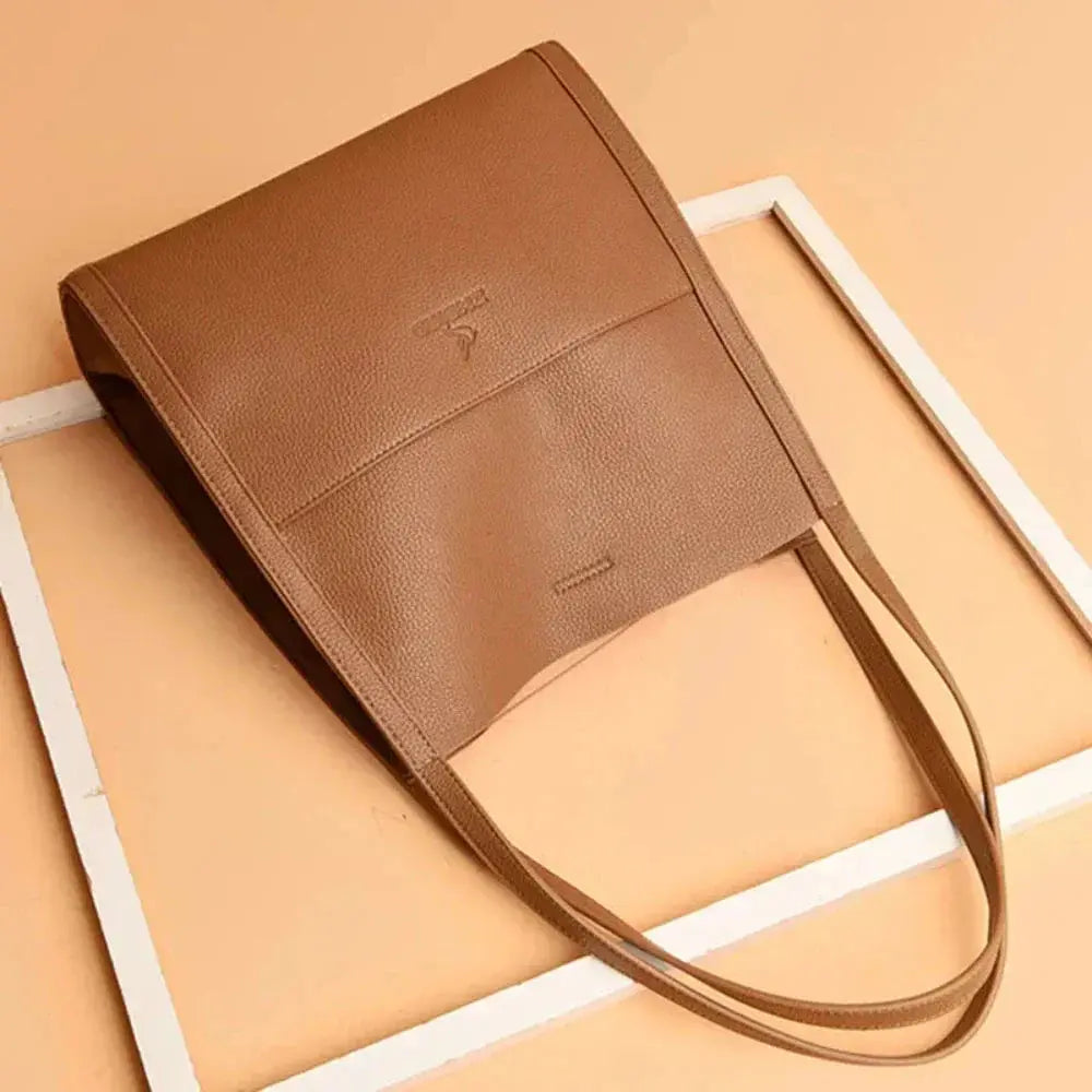 Sac à main de luxe Talia en cuir souple marron de Danoir Paris, avec poignées et détails élégants.
