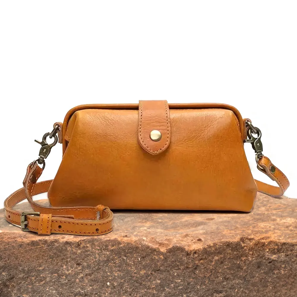 Sac à main Velissa pour femmes en cuir marron Danoir Paris, élégant avec finition de haute qualité.