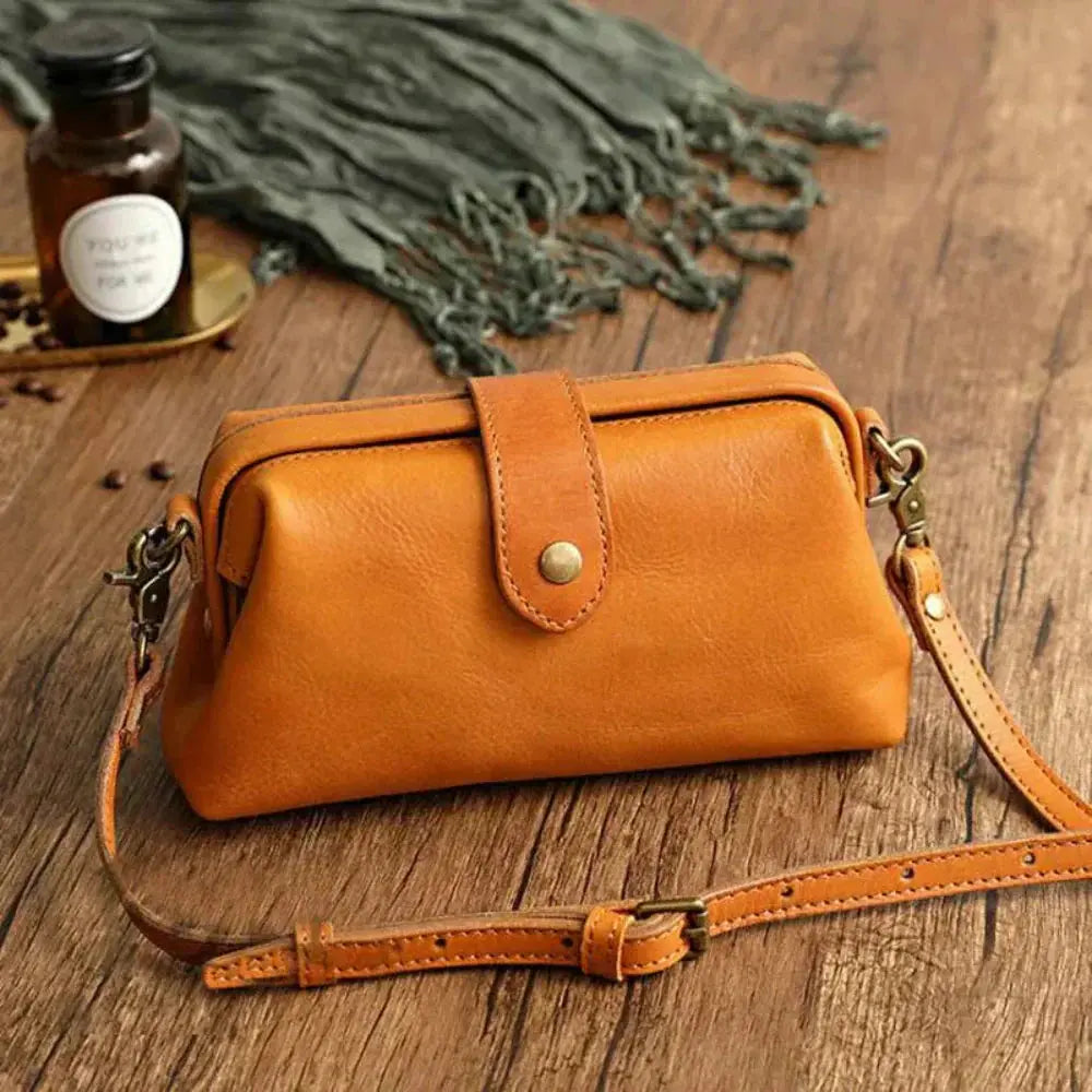 Sac à main Velissa pour femmes de Danoir Paris, en matériau de haute qualité, couleur marron, élégance durable.