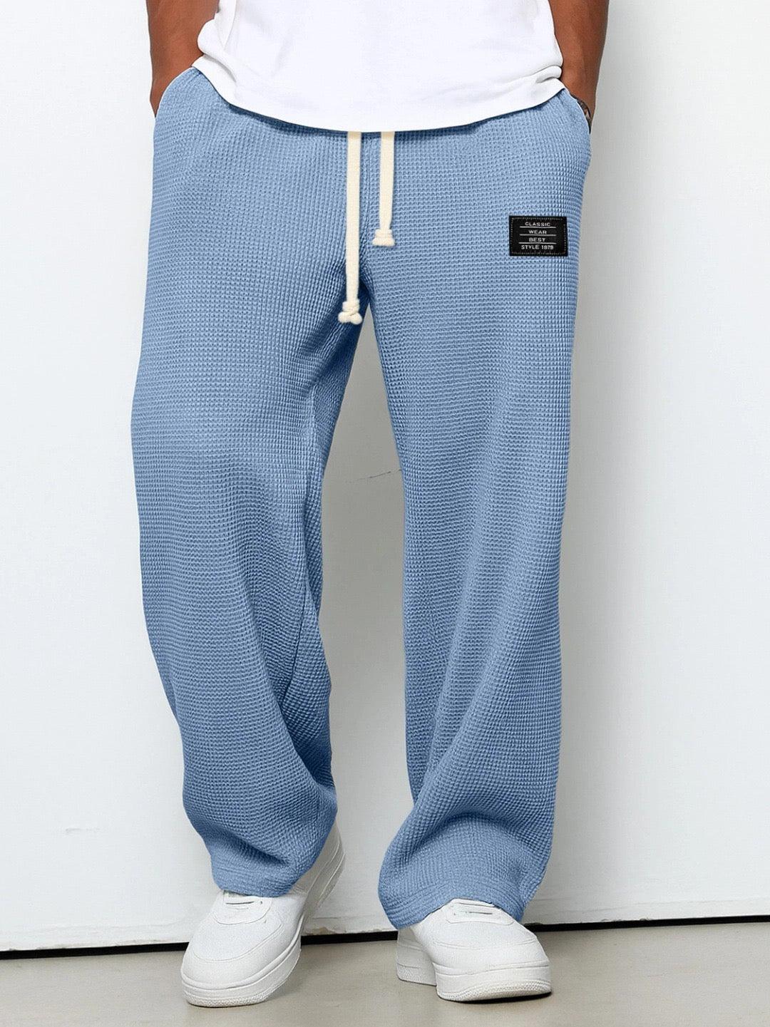 Pantalons pour hommes Danoir Paris Leblanc en tissu bleu ciel, coupe confortable et moderne, porté par un mannequin.