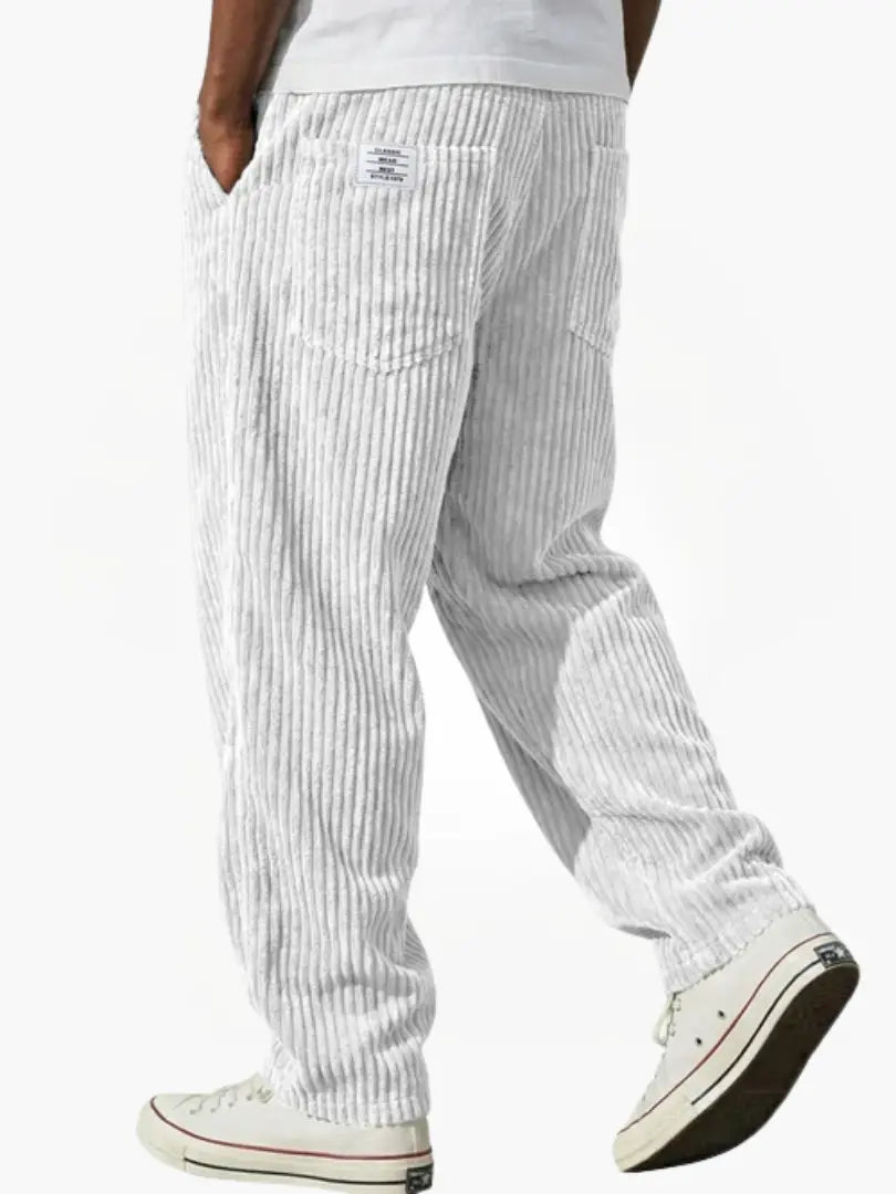 Pantalon en velours côtelé gris pour hommes de la marque Danoir Paris, style classique et confort élégant.