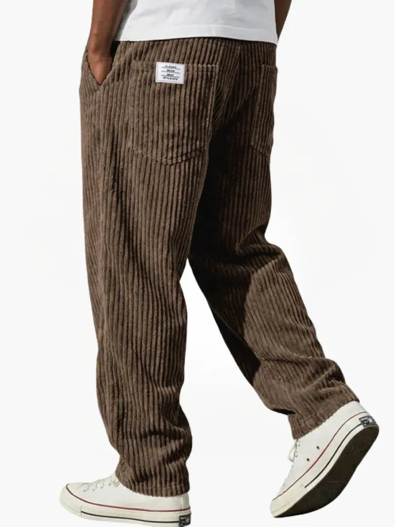 Pantalon en velours côtelé gris pour hommes de la marque Danoir Paris, avec coupe classique et détails visibles.