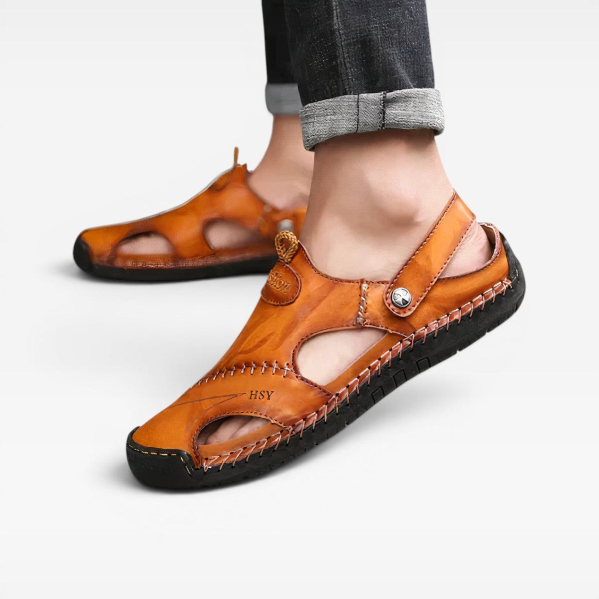Sandales de pêcheur en cuir marron clair pour hommes de Danoir Paris, avec boucle réglable et style classique à bout fermé.