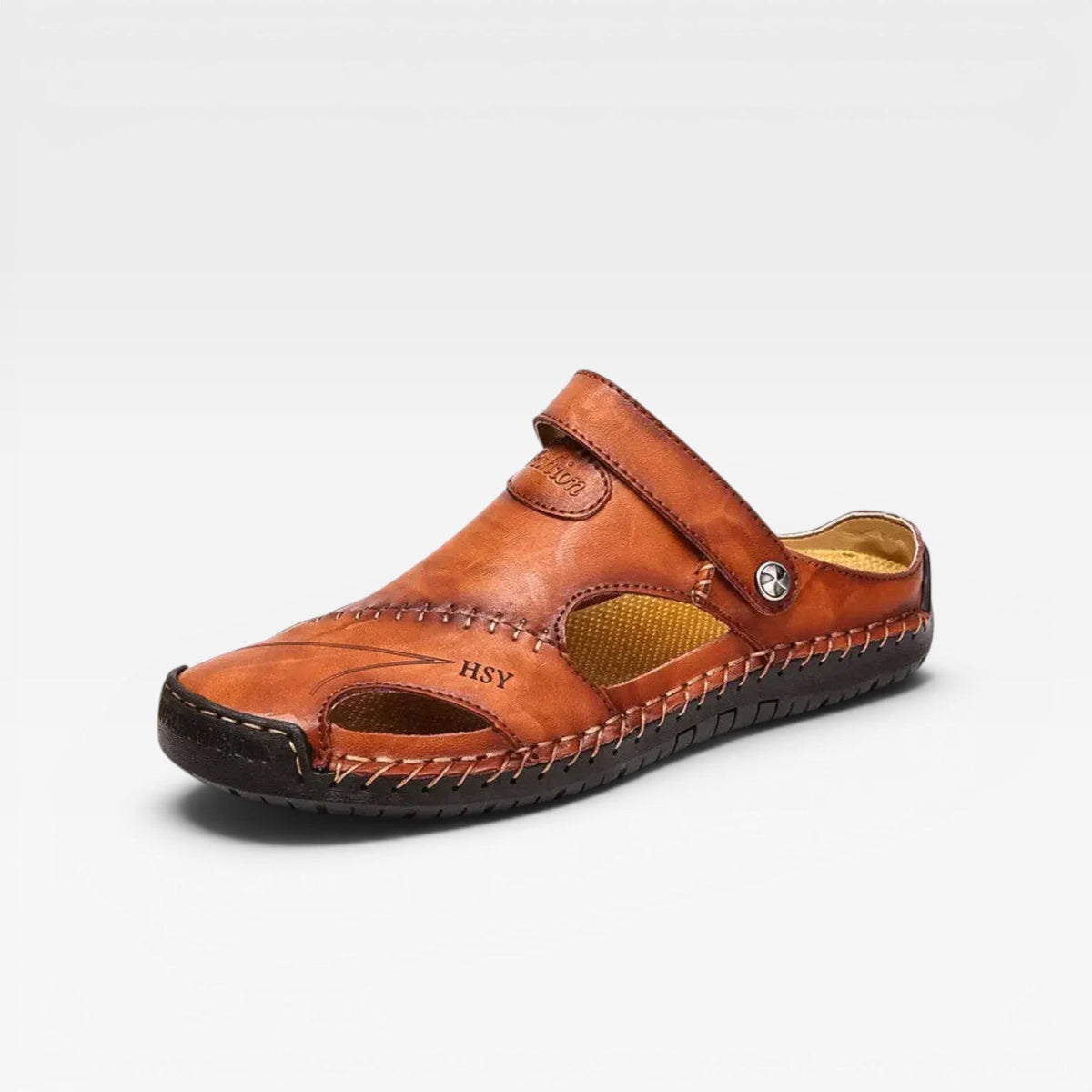 Sandales de pêcheur en cuir Danoir Paris pour hommes, style classique à bout fermé avec boucle réglable, couleur marron clair.