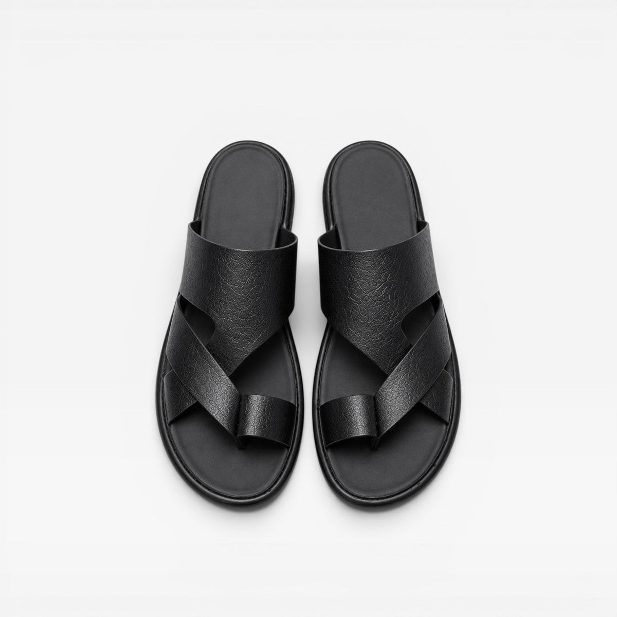Sandales en cuir noires pour hommes Danoir Paris, enfilables, avec boucle d’orteil, confort quotidien élégant.