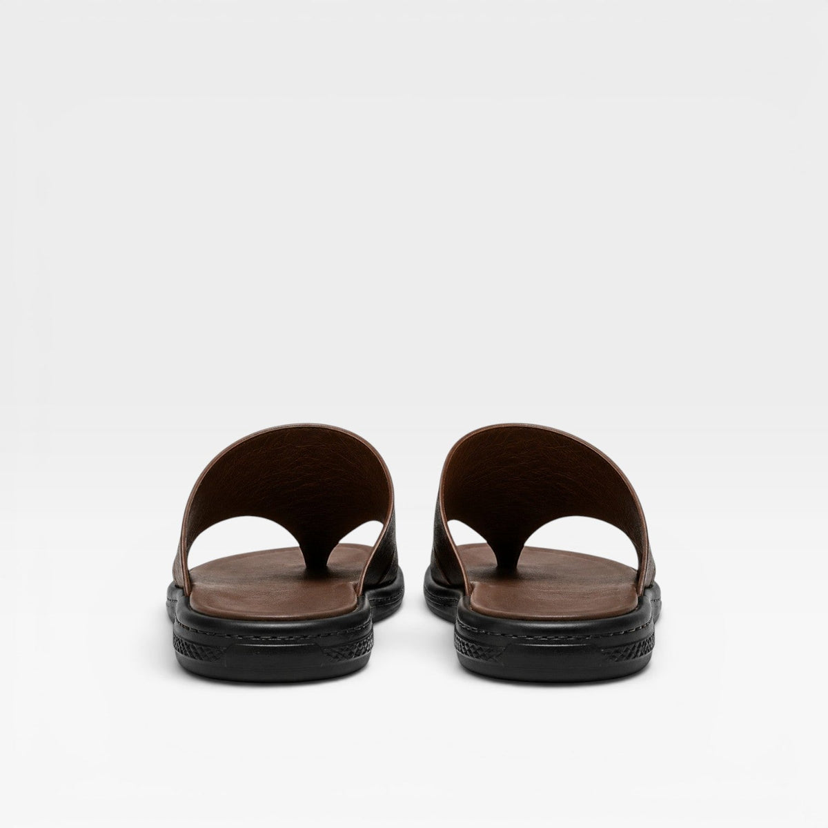 Sandales en cuir noires pour hommes de Danoir Paris, à enfiler, avec boucle d’orteil, confort quotidien élégant.