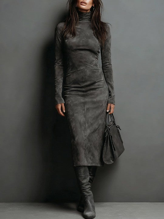 Robe midi en daim Giada de Danoir Paris, tissu élégant, coupe fluide, couleur neutre, portée avec accessoires.