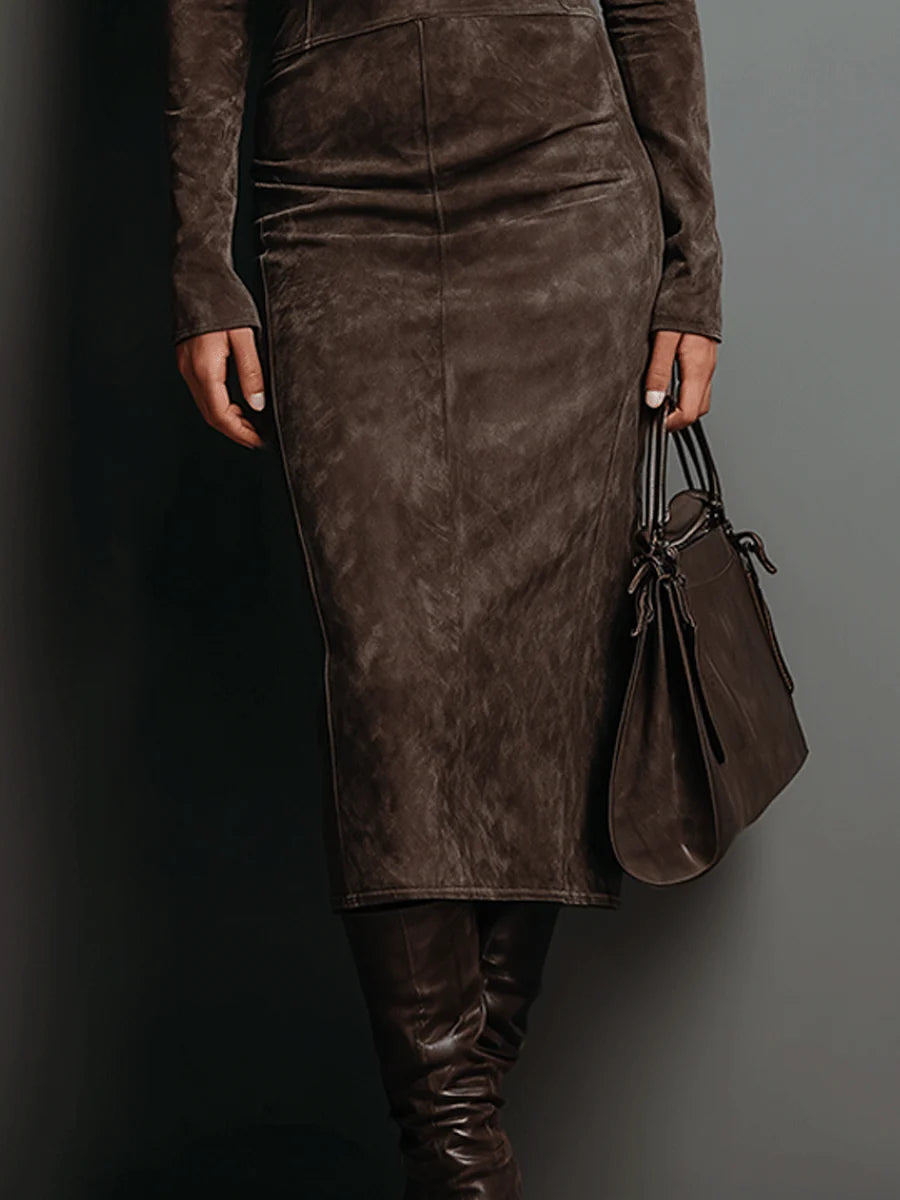 Robe midi en daim Giada de Danoir Paris, style élégant, avec coupe fluide et détails sophistiqués.