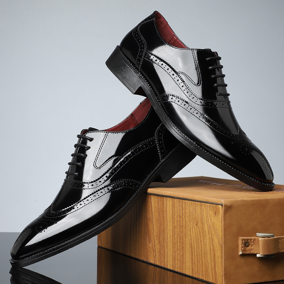 Chaussures brogues Wingtip vintage Danoir Paris pour homme, en cuir marron avec détails classiques et semelle en caoutchouc.
