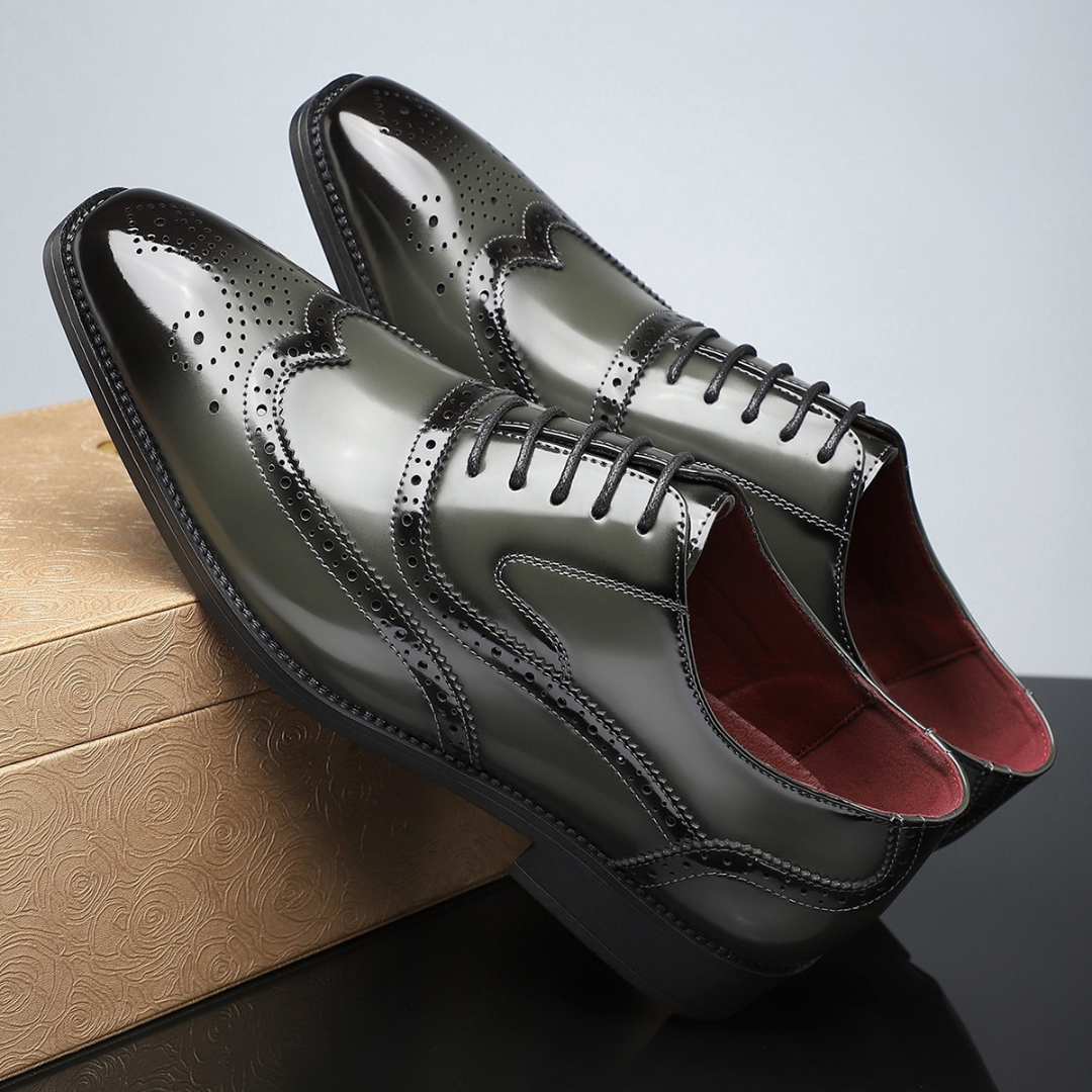 Chaussures brogues Wingtip vintage Danoir Paris pour homme, détails en cuir marron avec perforations élégantes.