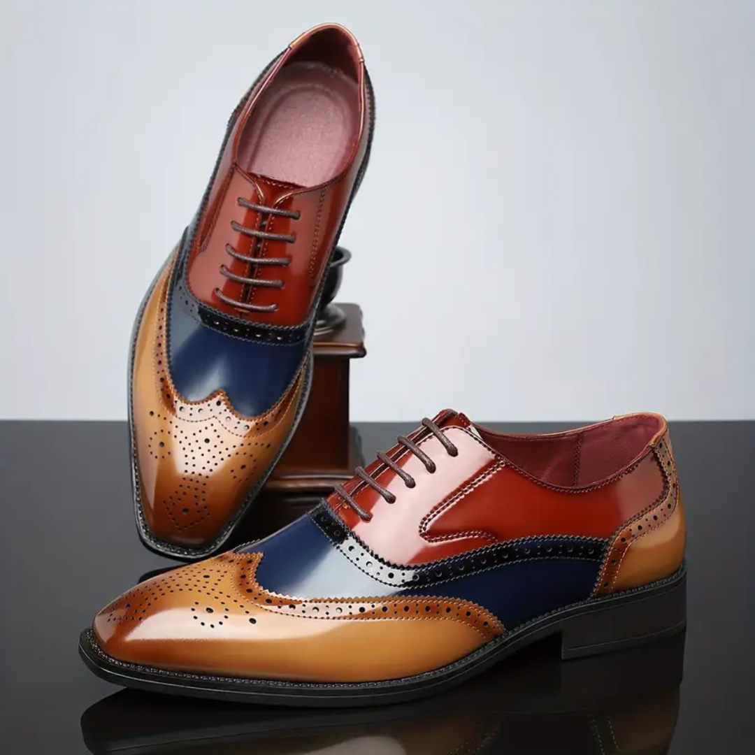 Chaussures brogues Wingtip vintage Danoir Paris pour homme, finition en cuir marron avec motifs traditionnels.