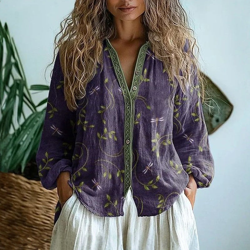 Chemise élégante vintage Danoir Paris Brianna avec motif floral violet, look sophistiqué et féminin visible sur l'image.