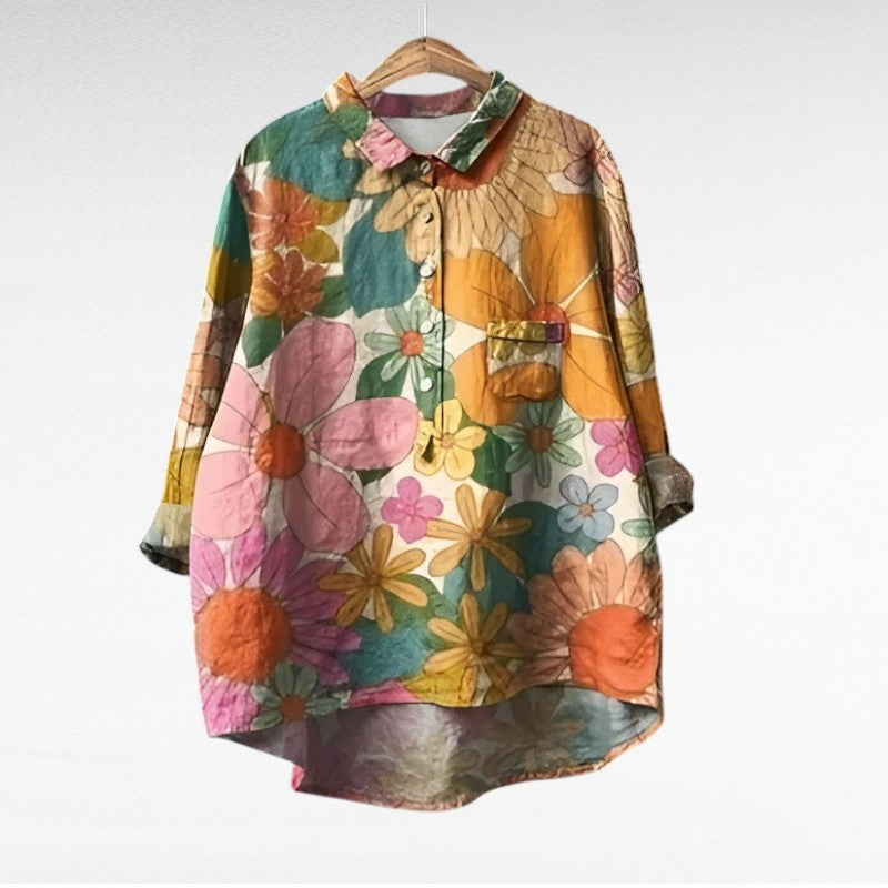 Blouse d'été en lin Camille de Danoir Paris, élégante, légère, avec motifs floraux, portée avec manches courtes et coupe fluide.