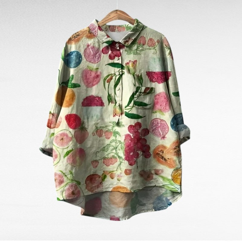 Blouse élégante en lin Camille de Danoir Paris, style d'été léger avec motif floral, portée avec manches courtes et col en V.